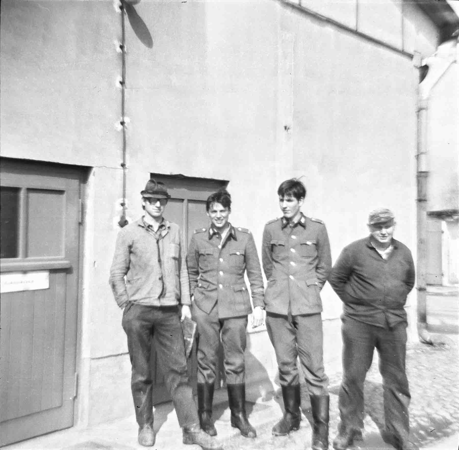 Zivilangestellte mit 2 Gefreiten