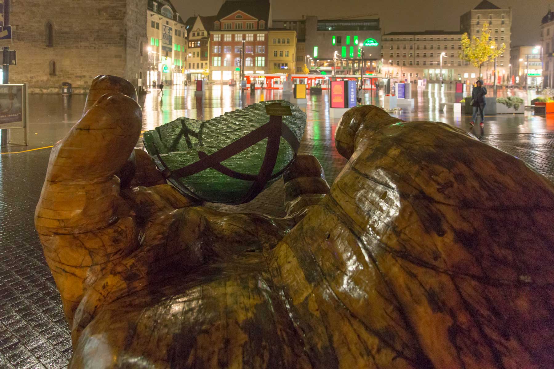 Glasarche und Hölzerne Hand